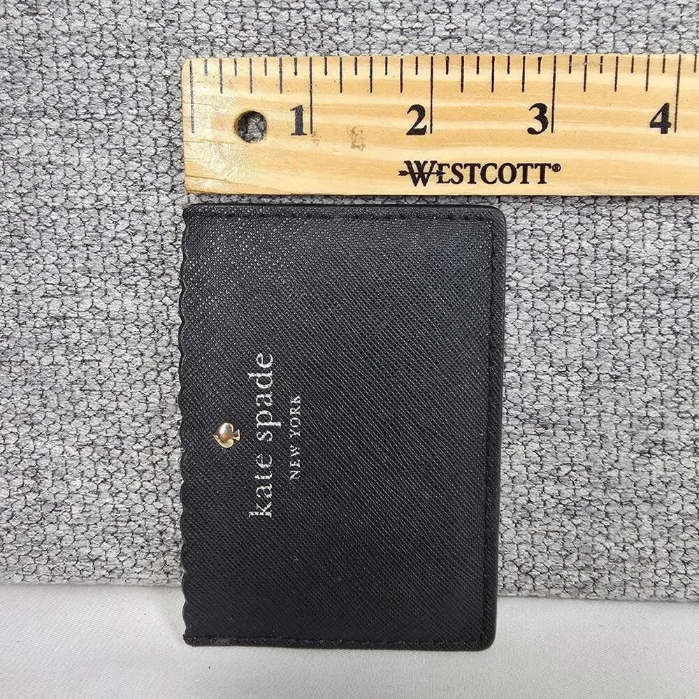 KATE SPADE NEW YORK PEBBLED LEATHER CARDHOLDER – BLACK/CREAM – SCALLOPED EDGE